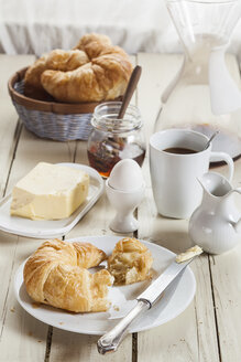 Frühstück mit Croissant, Ei, Kaffee, Honig und Butter - SBDF001611