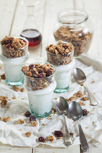 Hausgemachtes glutenfreies Nussgranola, griechischer Joghurt und Ahornsirup - SBDF001612