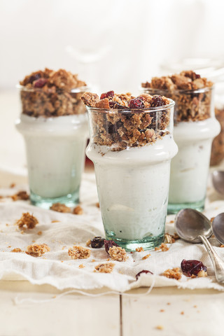 Hausgemachtes glutenfreies Nussgranola und griechischer Joghurt, lizenzfreies Stockfoto