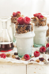 Hausgemachtes glutenfreies Nussgranola, Himbeeren, griechischer Joghurt und Ahornsirup - SBDF001614