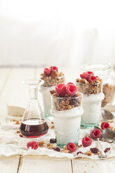 Hausgemachtes glutenfreies Nussgranola, Himbeeren, griechischer Joghurt und Ahornsirup - SBDF001615