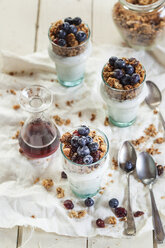 Homemade glutenfree nut granola, blueberries, Greek yogurt and maple syrup - SBDF001617