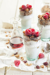 Homemade glutenfree nut granola, raspberries, Greek yogurt and maple syrup - SBDF001619