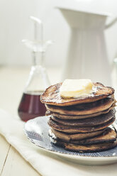 Amerikanische Pfannkuchen mit Butter und Ahornsirup - SBDF001622