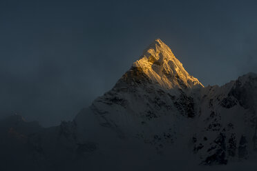 Nepal, Khumbu, Everest-Region, Sonnenuntergang auf dem Gipfel der Ama Dablam - ALRF000019