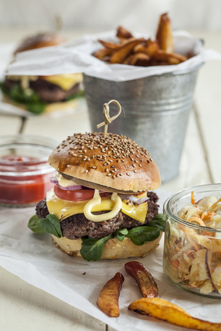 Hausgemachter Cheeseburger, Krautsalat und Pommes frites, lizenzfreies Stockfoto