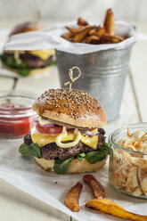 Hausgemachter Cheeseburger, Krautsalat und Pommes frites - SBDF001623