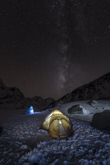 Nepal, Khumbu, Everest Region, die Milchstraße und das Zelt vom Hochlager auf dem Pokalde Gipfel bei Nacht - ALRF000058