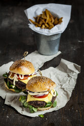 Hausgemachter Cheeseburger und Pommes frites - SBDF001627