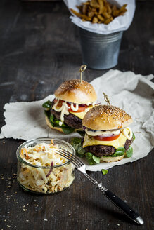 Hausgemachter Cheeseburger, Krautsalat und Pommes frites - SBDF001628