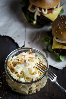 Hausgemachter Cheeseburger und Krautsalat - SBDF001629