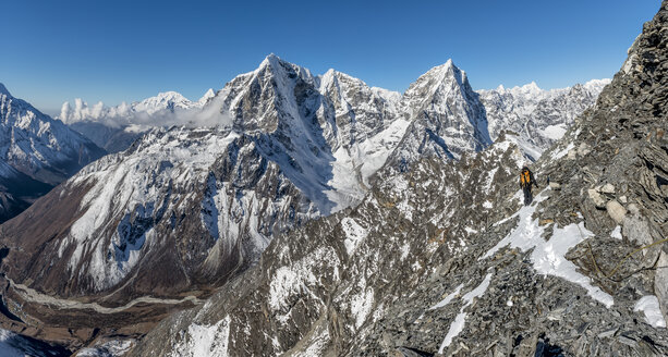 Nepal, Khumbu, Everest-Region, Bergsteiger auf dem Pokalde-Gipfel - ALRF000042