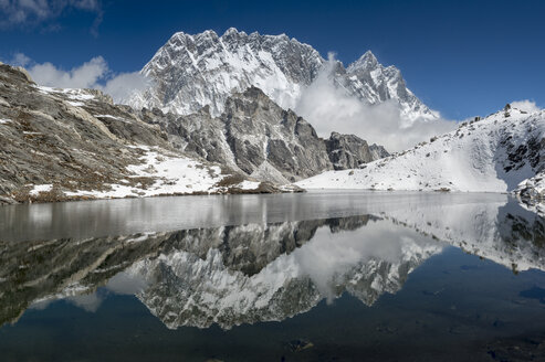 Nepal, Khumbu, Everest-Region, Spiegelung von Lhotse und Nuptse im See - ALRF000049