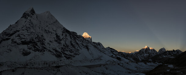 Nepal, Khumbu, Everest-Region, Amphu Gyabjen mit Ama Dablam und Taboche bei Sonnenaufgang - ALRF000051