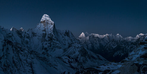 Nepal, Khumbu, Everest Region, Sonnenaufgang auf der Ama Dablam vom Island Peak aus - ALRF000052