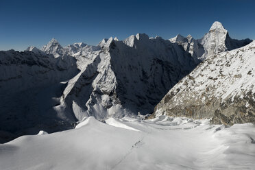 Nepal, Khumbu, Everest-Region, Bergsteiger auf dem Inselgipfel - ALRF000021