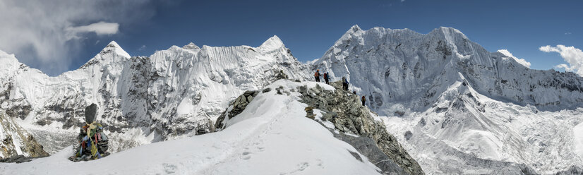 Nepal, Khumbu, Everest-Region, Bergsteiger auf dem Inselgipfel - ALRF000044