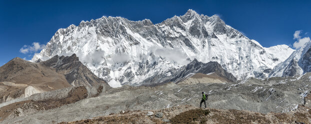 Nepal, Khumbu, Everest-Region, Trekker bei Dingboche, Lhotse und Nuptse im Hintergrund - ALRF000022