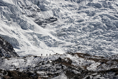 Nepal, Khumbu, Everest-Region, Trekker oberhalb von Dingboche, Lhotse und Nuptse im Hintergrund - ALRF000023