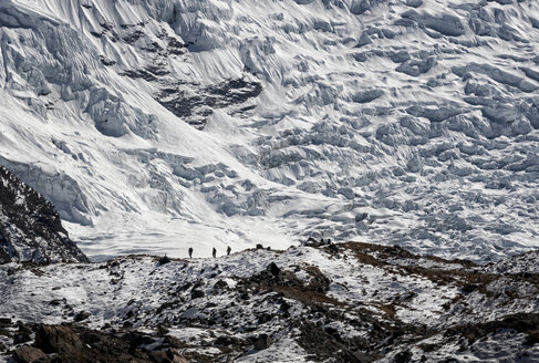 Nepal, Khumbu, Everest region, trekkers above dingboche, Lhotse and Nuptse in background - ALRF000023