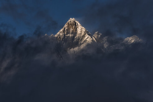 Nepal, Khumbu, Everest Region, Dingboche, Taboche am Abend - ALRF000024