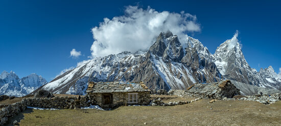 Nepal, Khumbu, Everest-Region, Hirtenhaus mit Cholatse-Gipfel im Hintergrund - ALRF000027