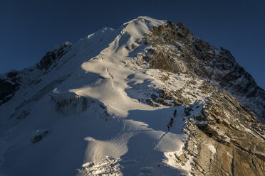 Nepal, Khumbu, Everest-Region, Bergsteiger auf dem Lobuche-Gipfel - ALRF000066