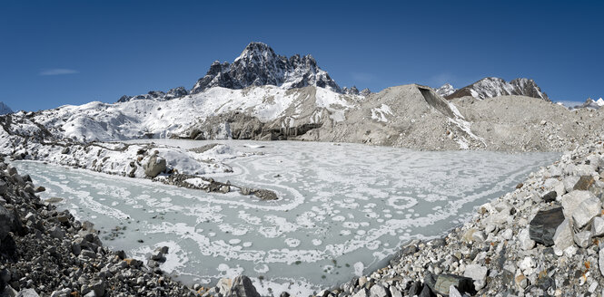 Nepal, Khumbu, Everest-Region, Gokyo, gefrorener See, Ngozumba-Gletscher - ALRF000031