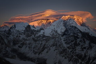 Nepal, Khumbu, Everest Region, Sonnenuntergang auf dem Everest vom Gokyo ri Gipfel - ALRF000036