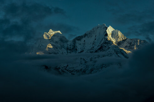 Nepal, Khumbu, Everest-Region, Thamserku und Kantega bei Sonnenuntergang - ALRF000038