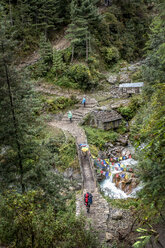 Nepal, Khumbu, Everest-Region, Lukla, Trekker auf dem Everest Trek - ALRF000039