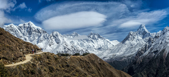 Nepal, Khumbu, Everest-Region, Namche Bazaar, Blick ins Khumbu-Tal mit Everest und Ama Dablam - ALRF000072