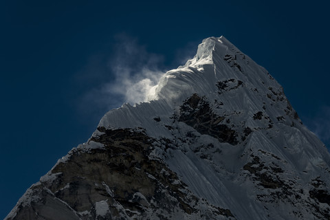 Nepal, Khumbu, Everest-Region, Ama Dabalm-Gipfel bei starkem Wind, lizenzfreies Stockfoto