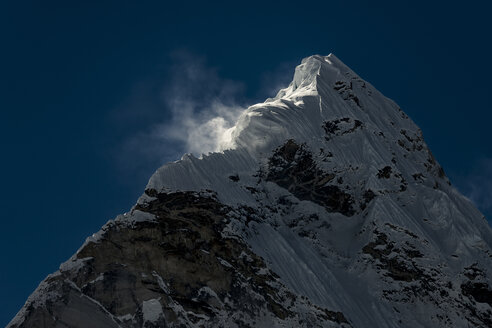 Nepal, Khumbu, Everest-Region, Ama Dabalm-Gipfel bei starkem Wind - ALRF000054