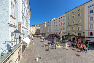 Österreich, Salzburg, Alter Markt mit Florianibrunnen in der historischen Altstadt - AMF003733