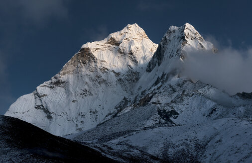 Nepal, Khumbu, Everest-Region, Ama Dablam im Mondlicht - ALRF000075
