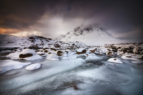 Großbritannien, Schottland, Hochland, Buachaille Etive Mor, dramatischer Himmel, lizenzfreies Stockfoto