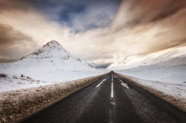 Vereinigtes Königreich, Schottland, Glencoe, Straße im Winter - SMAF000294