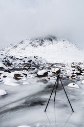 Vereinigtes Königreich, Schottland, Highland, Buachaille Etive Mor, Stativ mit Kamera - SMAF000293