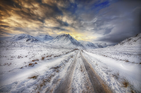 Vereinigtes Königreich, Schottland, Glencoe, Glen Etive, Straße im Winter - SMAF000292