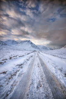 Vereinigtes Königreich, Schottland, Glencoe, Glen Etive, Straße im Winter - SMAF000303