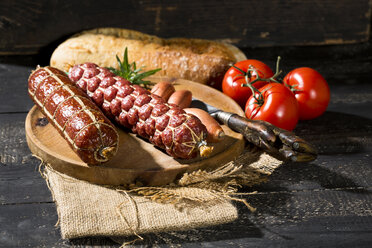 Kalter Snack mit Salami, Tomaten, Ciabatta und Schalotten - MAEF009702