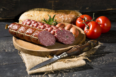 Cold snack with salami, tomatoes, ciabatta and shallots - MAEF009703