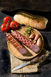 Cold snack with salami, tomatoes, ciabatta and shallots - MAEF009704