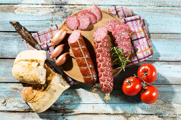 Cold snack with salami, tomatoes, ciabatta and shallots - MAEF009705