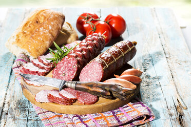Cold snack with salami, tomatoes, ciabatta and shallots - MAEF009708