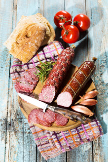 Kalter Snack mit Salami, Tomaten, Ciabatta und Schalotten - MAEF009706