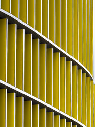 Deutschland, Frankfurt, Front mit gelben Schaufeln am Skyline Plaza - AMF003747