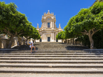 Italien, Sizilien, Modica, Frau mit Blick auf die Kirche San Giovanni, UNESCO-Weltkulturerbe - AMF003754