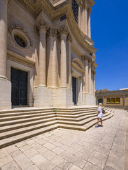 Italien, Sizilien, Modica, Frau mit Blick auf die Kirche San Giovanni, UNESCO-Weltkulturerbe - AMF003755